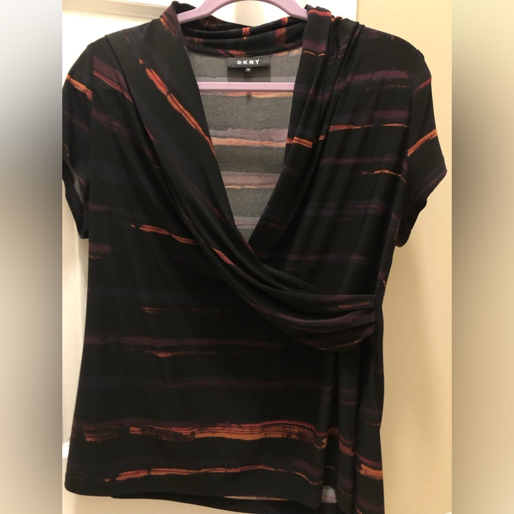 DKNY Size XL Blouse Drapes perfectly accenting waist